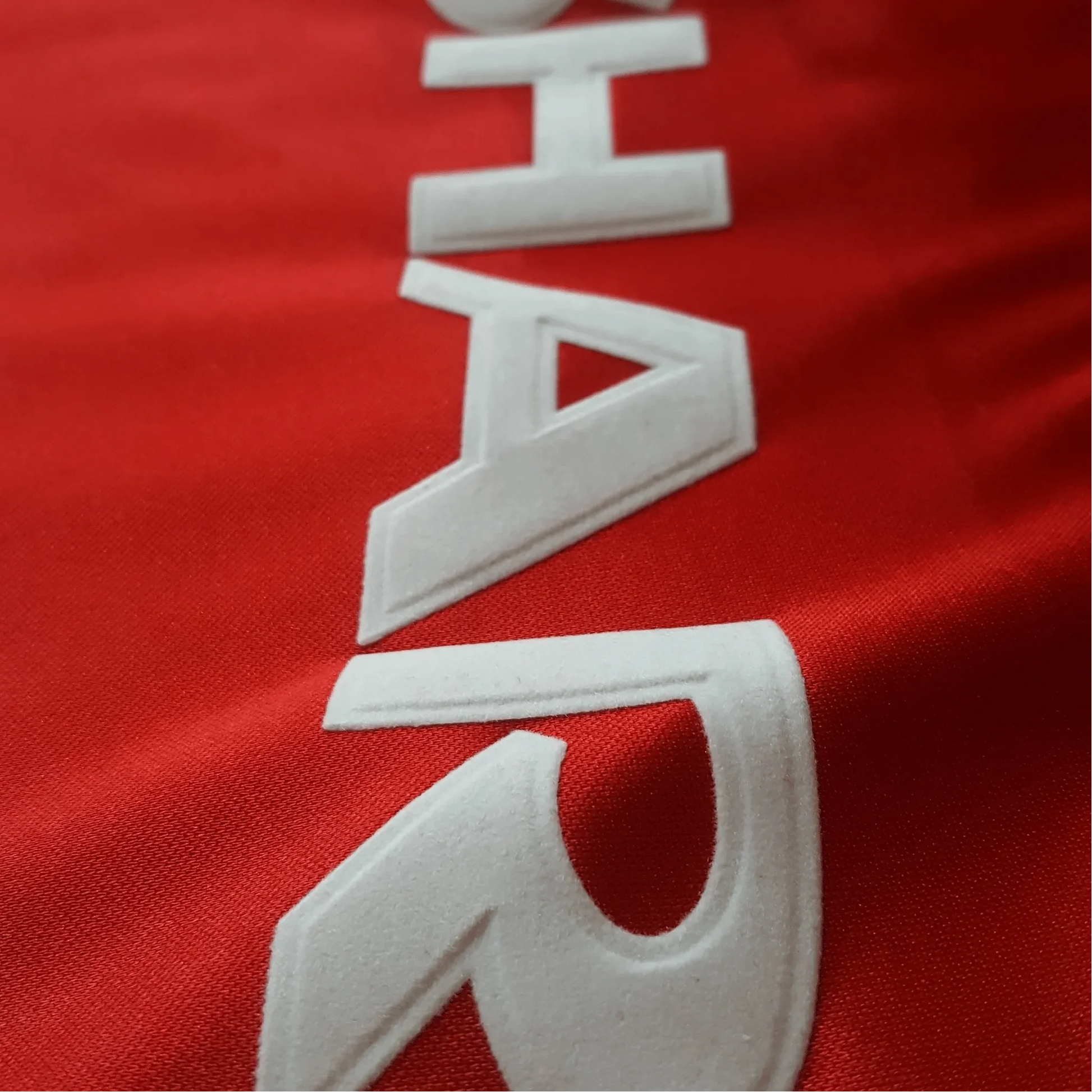 https://cdn.shopify.com/s/files/1/0826/7228/8075/files/19841986-manchester-united-sharp-home-retro-kit-classickits433-484230.webp?v=1741197616