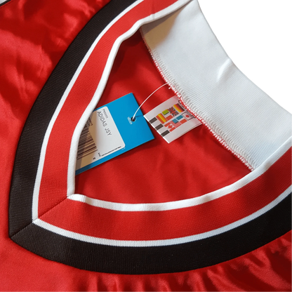 https://cdn.shopify.com/s/files/1/0826/7228/8075/files/19841986-manchester-united-sharp-home-retro-kit-classickits433-742670.webp?v=1741197618