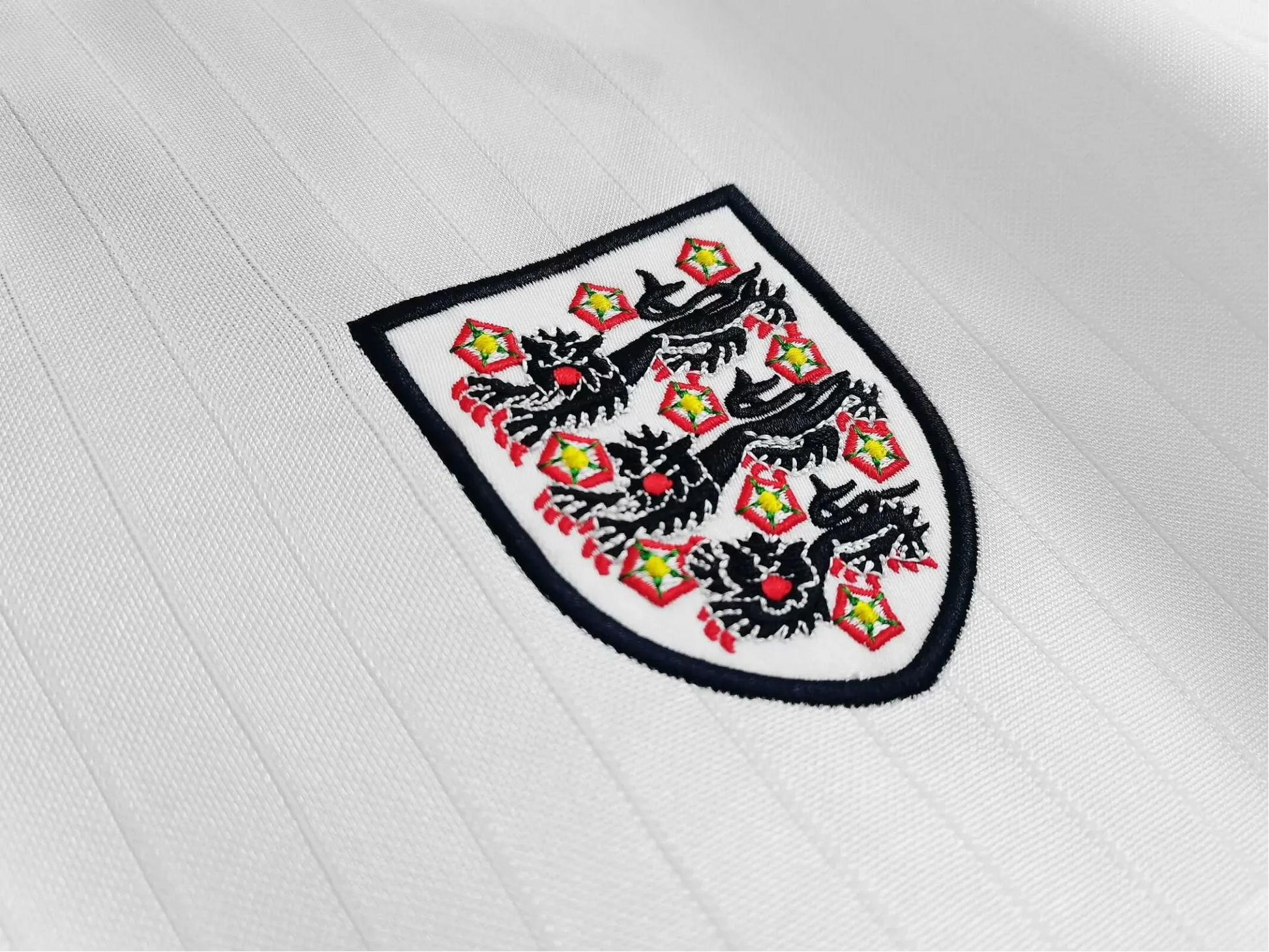 https://cdn.shopify.com/s/files/1/0826/7228/8075/files/19841987-england-home-retro-kit-164425.webp?v=1741196970