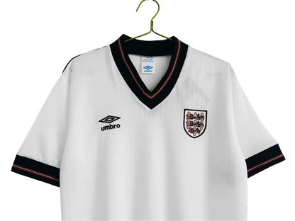 https://cdn.shopify.com/s/files/1/0826/7228/8075/files/19841987-england-home-retro-kit-168490.webp?v=1741196968