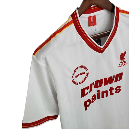 https://cdn.shopify.com/s/files/1/0826/7228/8075/files/19851986-liverpool-crown-paints-white-away-retro-kit-classickits433-231093.webp?v=1741199196