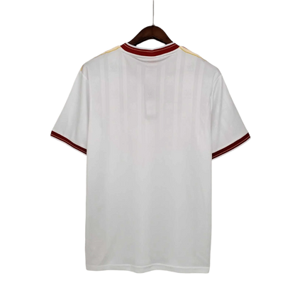https://cdn.shopify.com/s/files/1/0826/7228/8075/files/19851986-liverpool-crown-paints-white-away-retro-kit-classickits433-274478.webp?v=1741199194