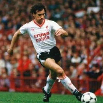 https://cdn.shopify.com/s/files/1/0826/7228/8075/files/19851986-liverpool-crown-paints-white-away-retro-kit-classickits433-710470.webp?v=1741199191