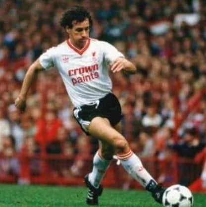 https://cdn.shopify.com/s/files/1/0826/7228/8075/files/19851986-liverpool-crown-paints-white-away-retro-kit-classickits433-710470.webp?v=1741199191