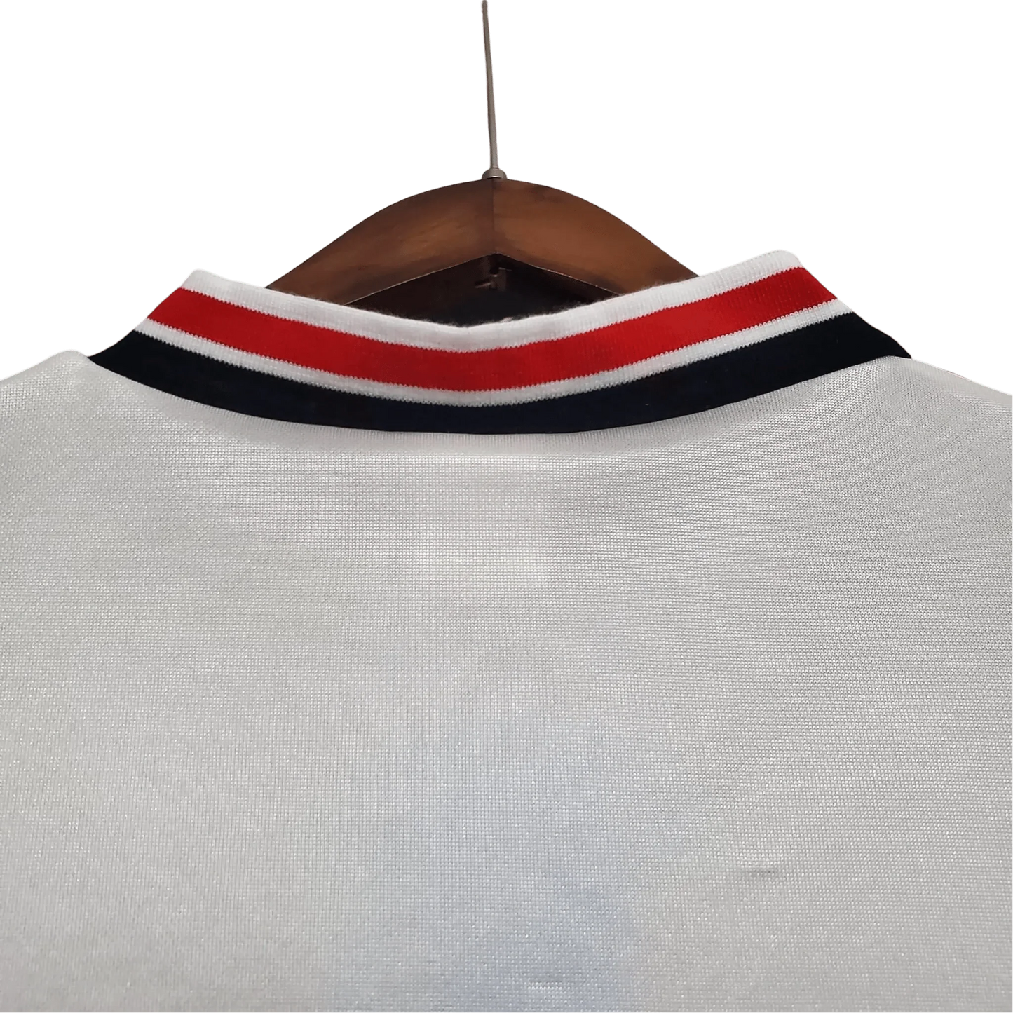 https://cdn.shopify.com/s/files/1/0826/7228/8075/files/19851986-manchester-united-sahrp-white-away-retro-kit-classickits433-127448.webp?v=1741199167