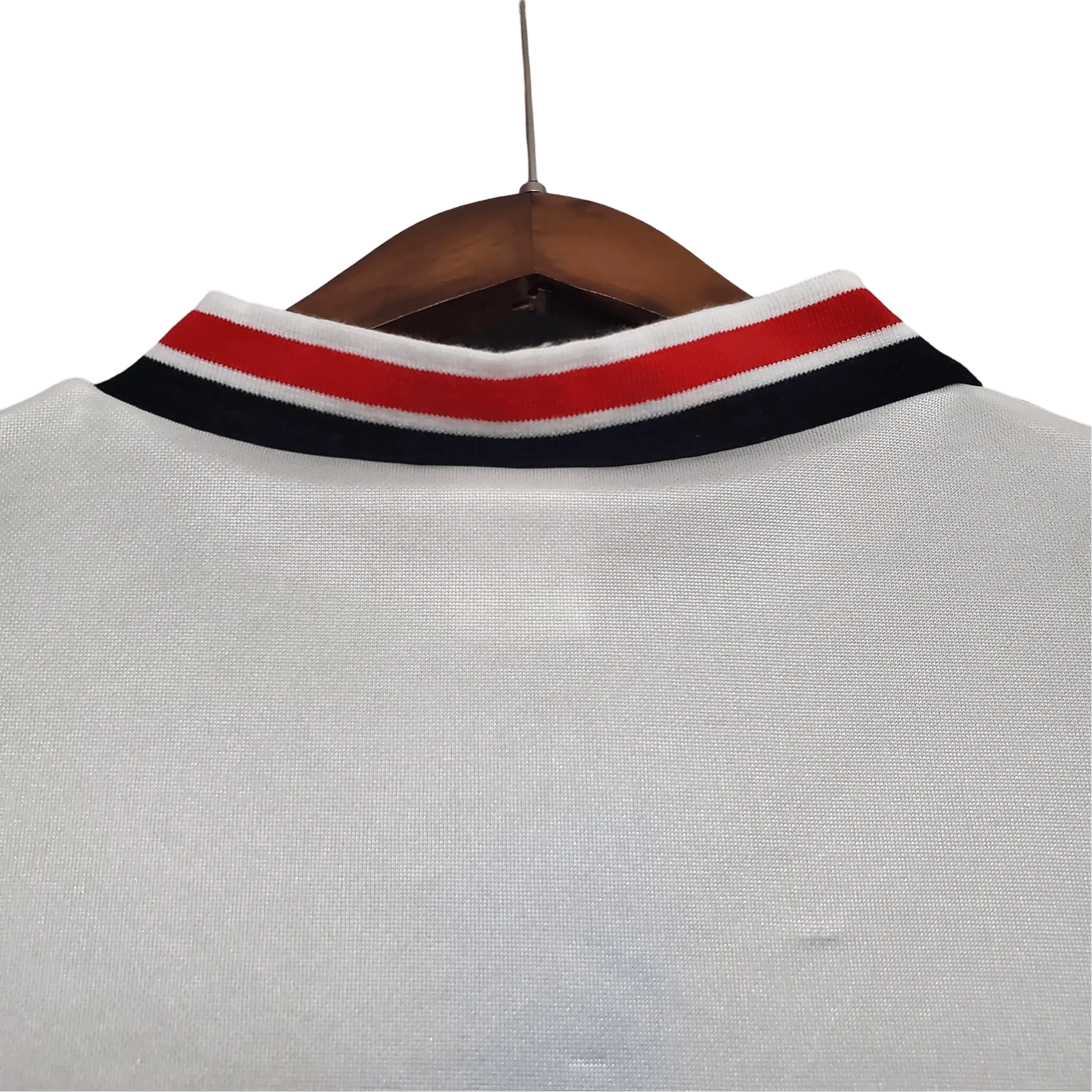 https://cdn.shopify.com/s/files/1/0826/7228/8075/files/19851986-manchester-united-sahrp-white-away-retro-kit-classickits433-127448.webp?v=1741199167