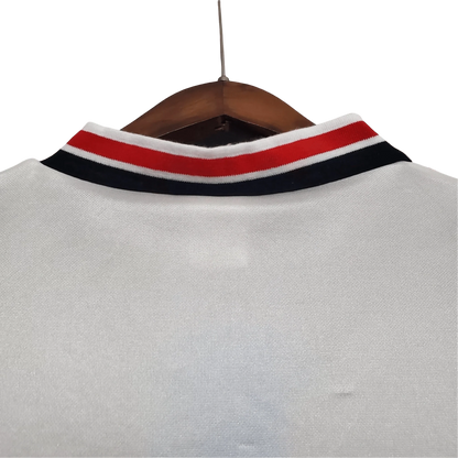 https://cdn.shopify.com/s/files/1/0826/7228/8075/files/19851986-manchester-united-sahrp-white-away-retro-kit-classickits433-127448.webp?v=1741199167