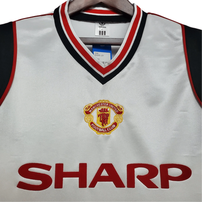 https://cdn.shopify.com/s/files/1/0826/7228/8075/files/19851986-manchester-united-sahrp-white-away-retro-kit-classickits433-364087.webp?v=1741199170