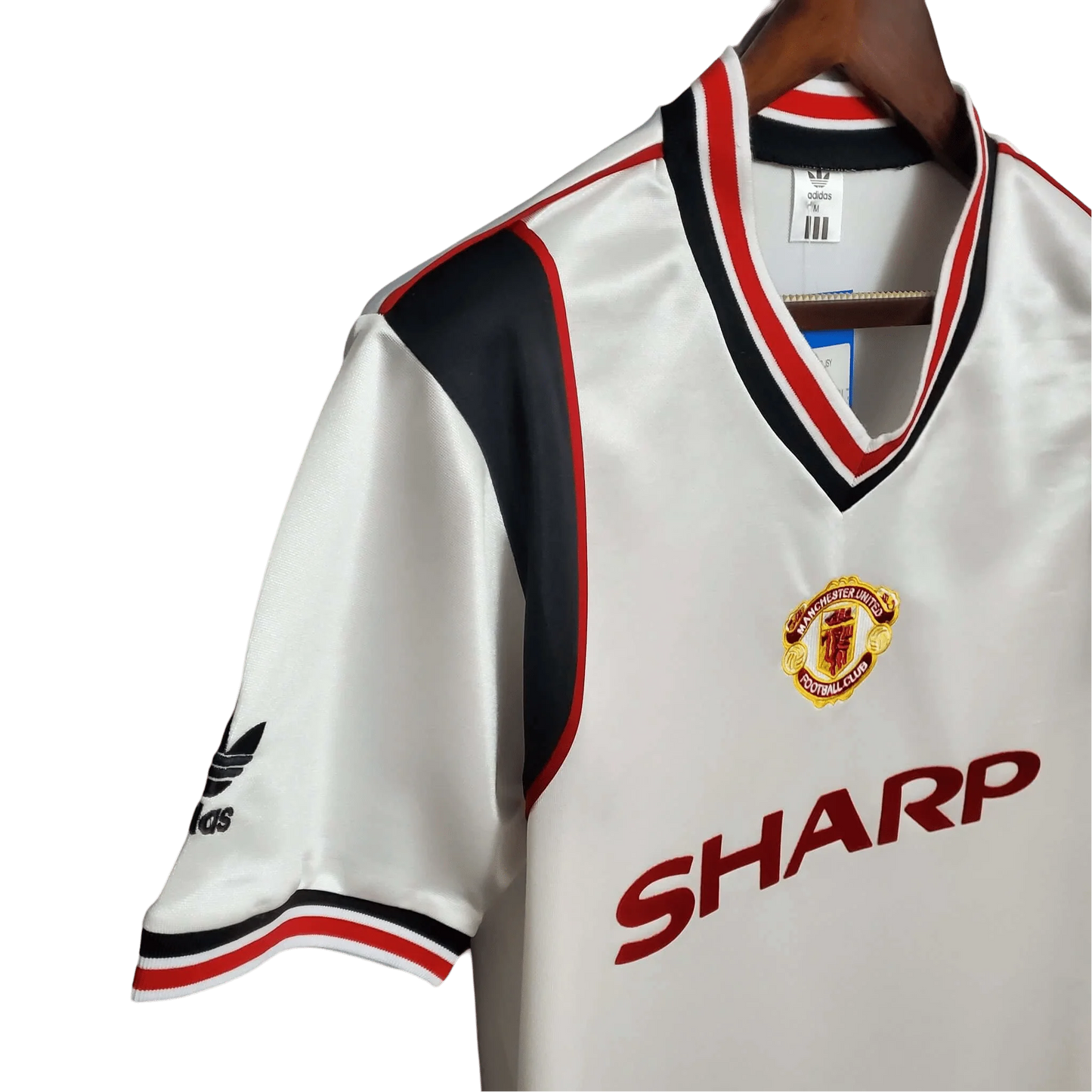 https://cdn.shopify.com/s/files/1/0826/7228/8075/files/19851986-manchester-united-sahrp-white-away-retro-kit-classickits433-401204.webp?v=1741199168