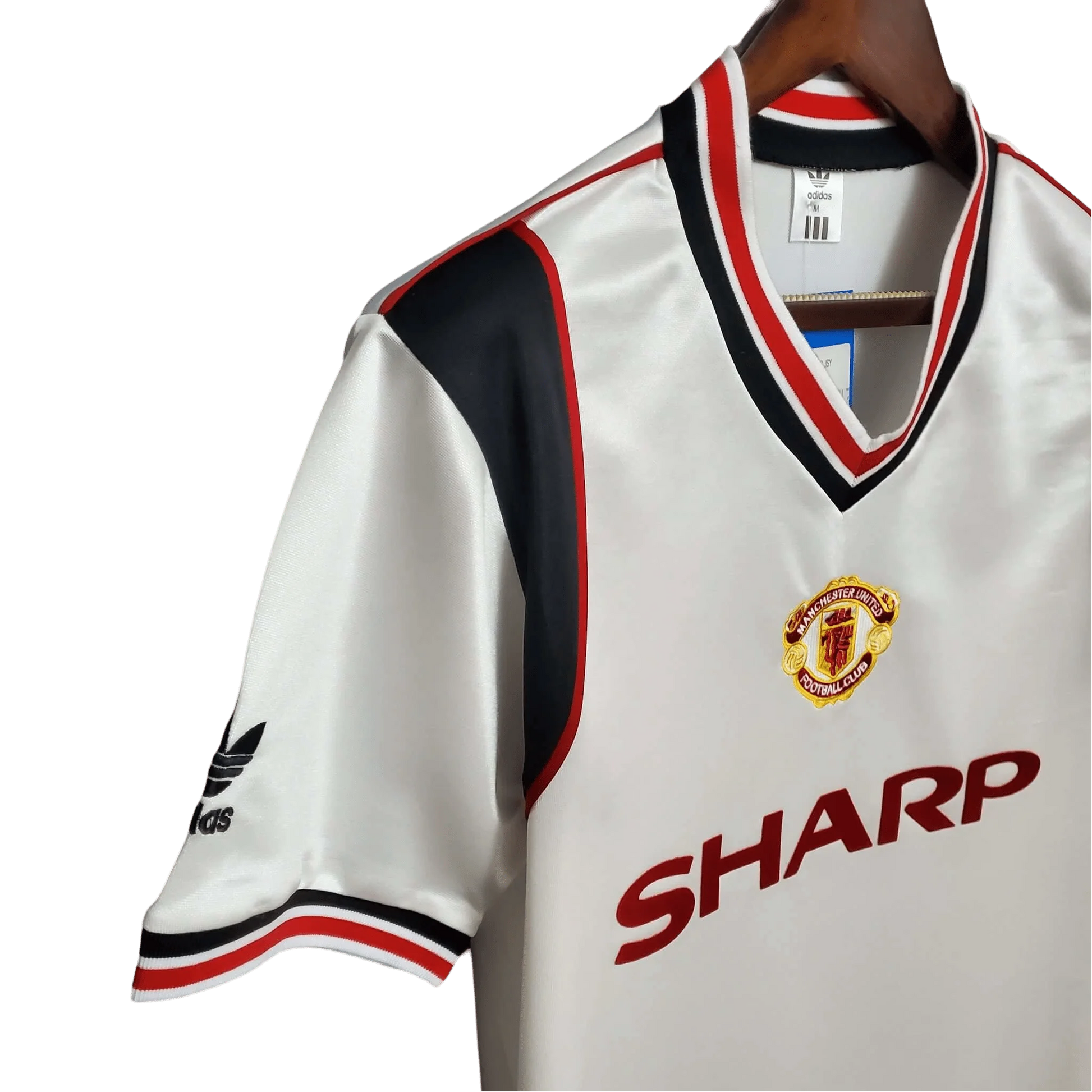 https://cdn.shopify.com/s/files/1/0826/7228/8075/files/19851986-manchester-united-sahrp-white-away-retro-kit-classickits433-401204.webp?v=1741199168