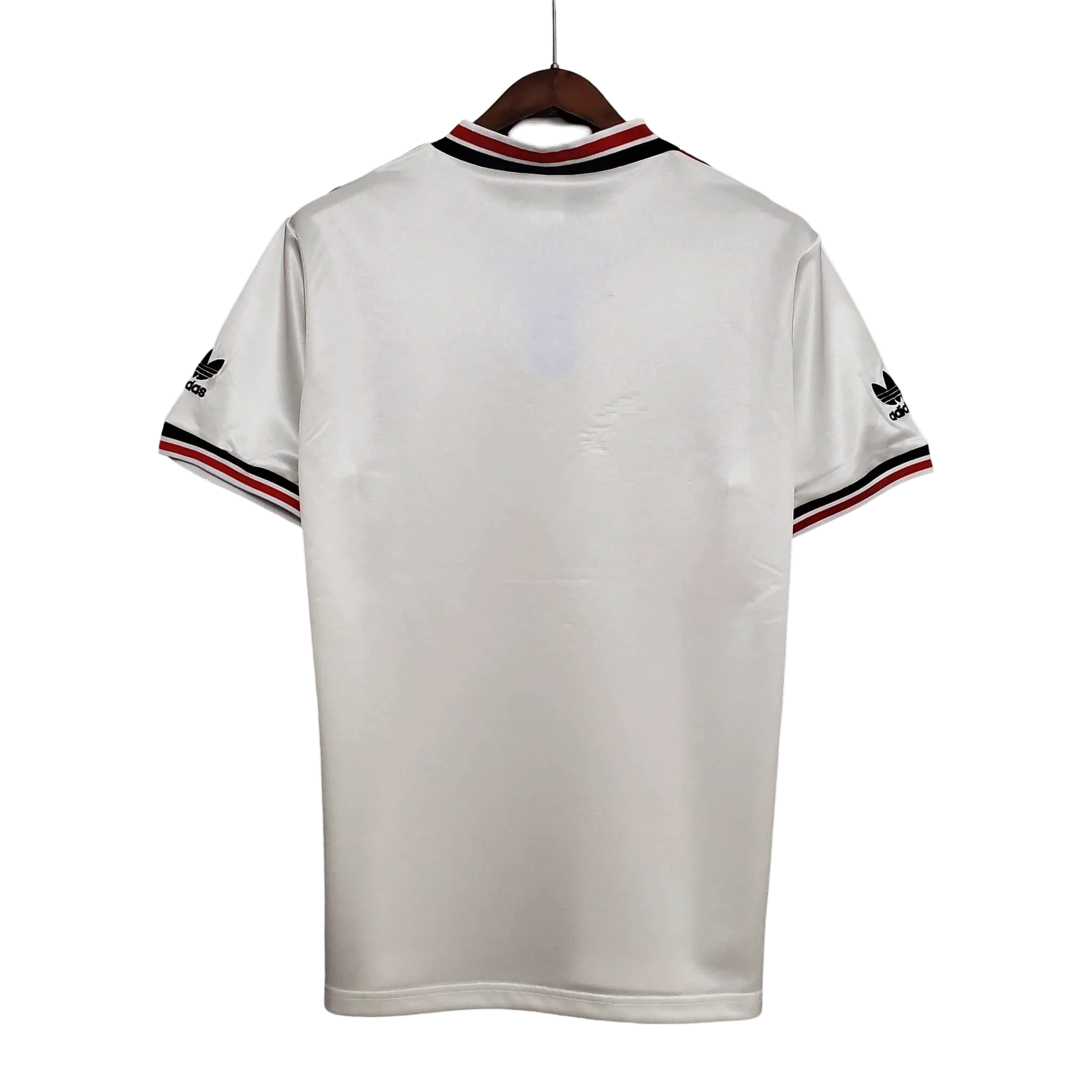 https://cdn.shopify.com/s/files/1/0826/7228/8075/files/19851986-manchester-united-sahrp-white-away-retro-kit-classickits433-674027.webp?v=1741199169