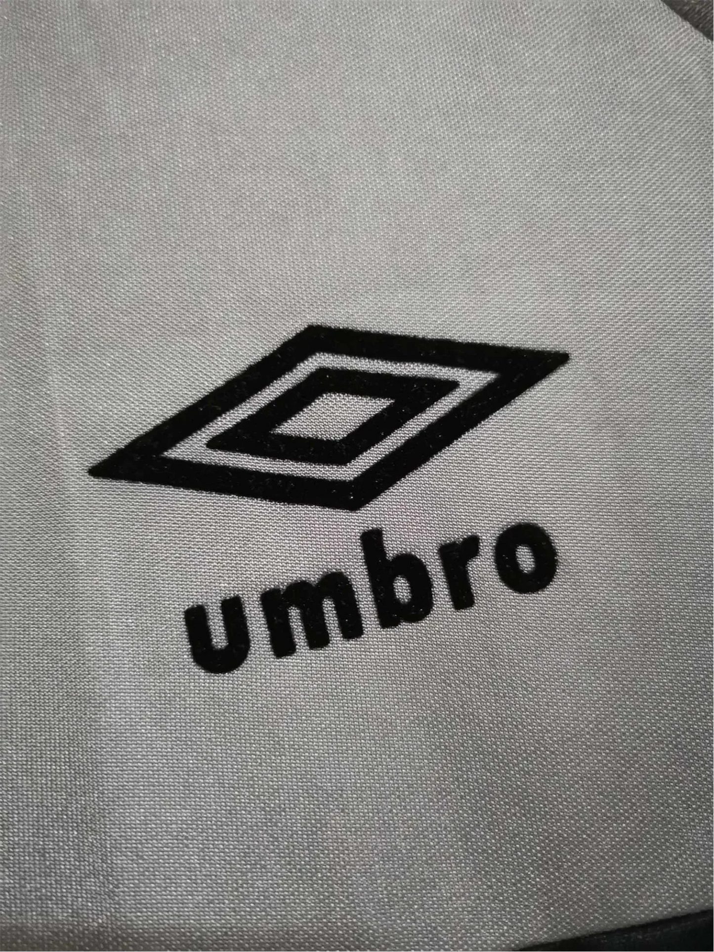 https://cdn.shopify.com/s/files/1/0826/7228/8075/files/19861987-newcastle-utd-grey-away-retro-kit-classickits433-373271.webp?v=1741197848