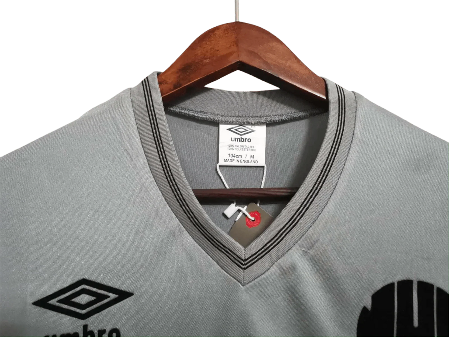https://cdn.shopify.com/s/files/1/0826/7228/8075/files/19861987-newcastle-utd-grey-away-retro-kit-classickits433-394418.webp?v=1741197848