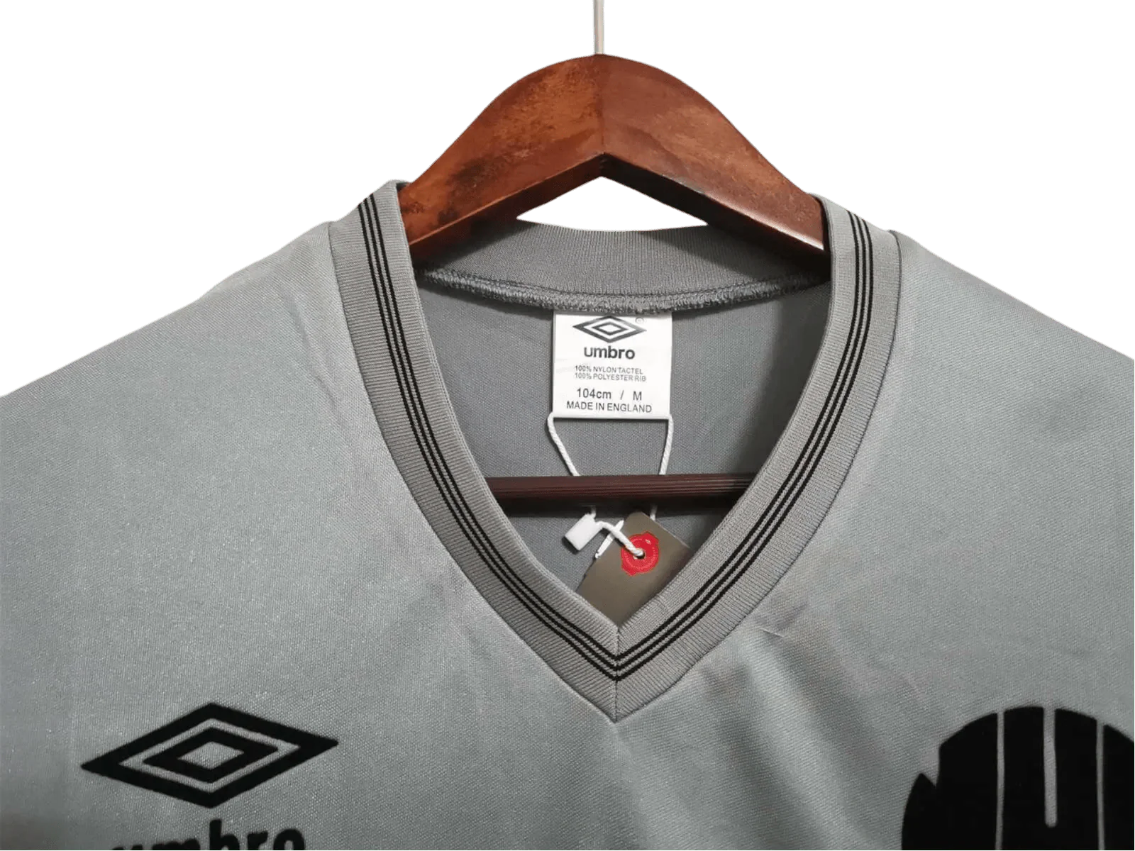 https://cdn.shopify.com/s/files/1/0826/7228/8075/files/19861987-newcastle-utd-grey-away-retro-kit-classickits433-394418.webp?v=1741197848