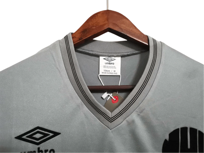https://cdn.shopify.com/s/files/1/0826/7228/8075/files/19861987-newcastle-utd-grey-away-retro-kit-classickits433-394418.webp?v=1741197848