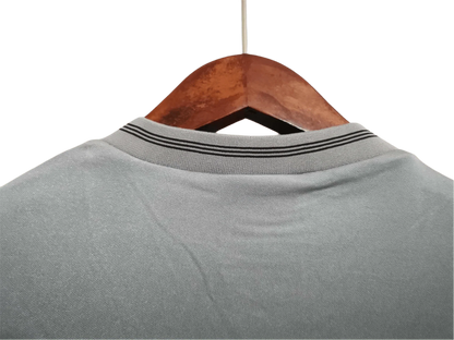 https://cdn.shopify.com/s/files/1/0826/7228/8075/files/19861987-newcastle-utd-grey-away-retro-kit-classickits433-784714.webp?v=1741197848