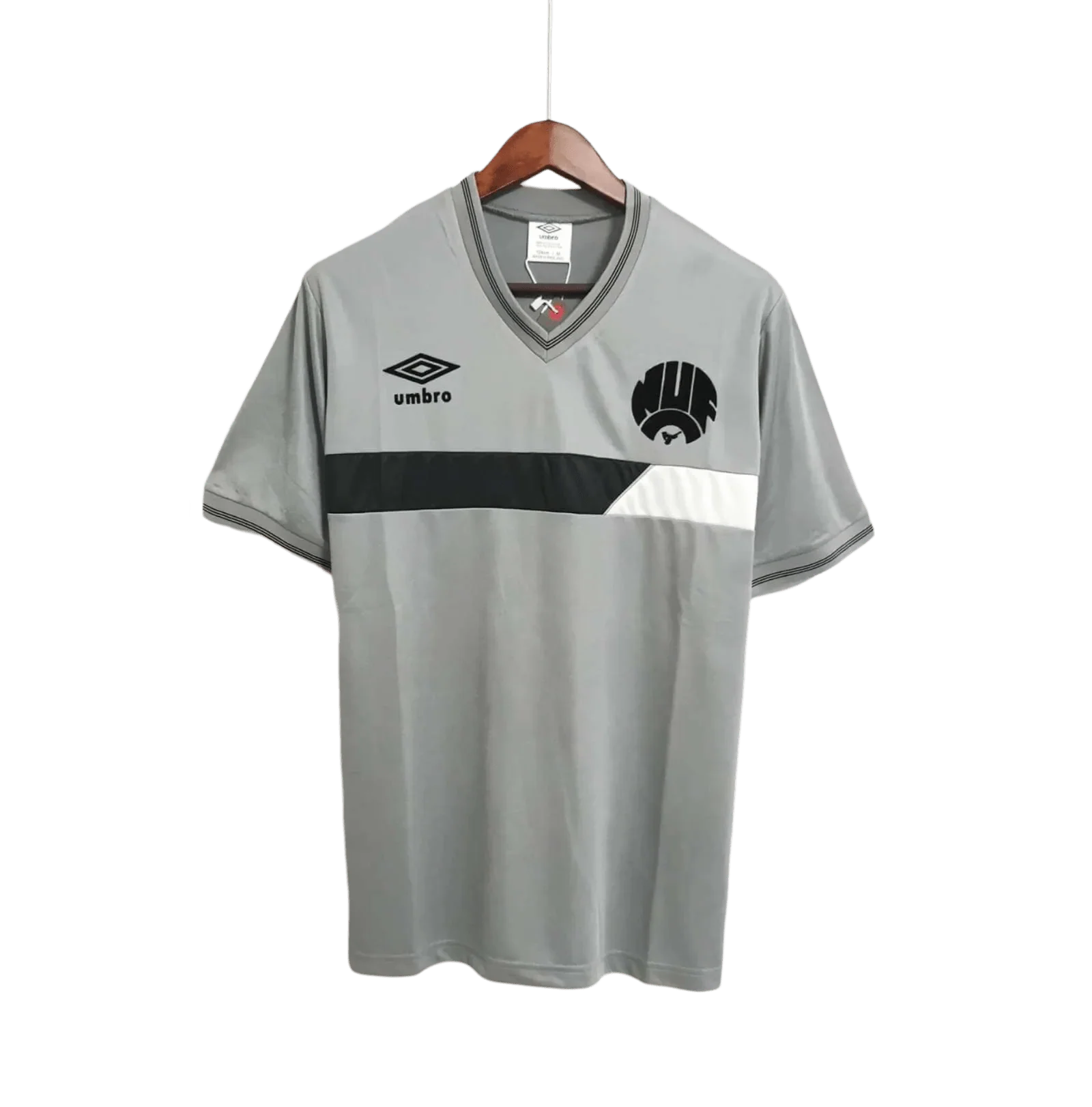https://cdn.shopify.com/s/files/1/0826/7228/8075/files/19861987-newcastle-utd-grey-away-retro-kit-classickits433-817948.webp?v=1741197847