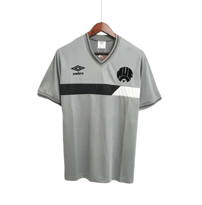 https://cdn.shopify.com/s/files/1/0826/7228/8075/files/19861987-newcastle-utd-grey-away-retro-kit-classickits433-817948.webp?v=1741197847