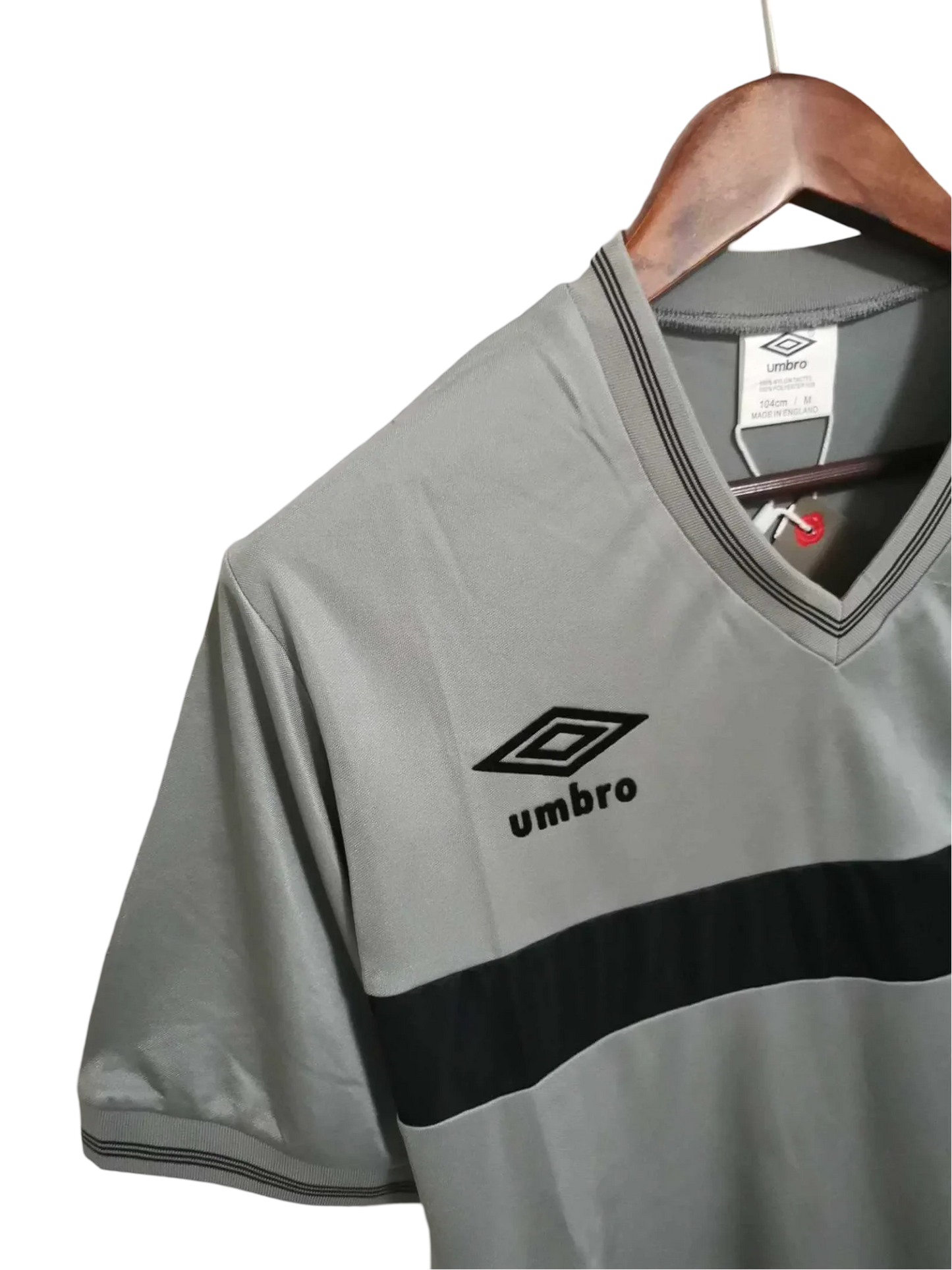 https://cdn.shopify.com/s/files/1/0826/7228/8075/files/19861987-newcastle-utd-grey-away-retro-kit-classickits433-955959.webp?v=1741197847