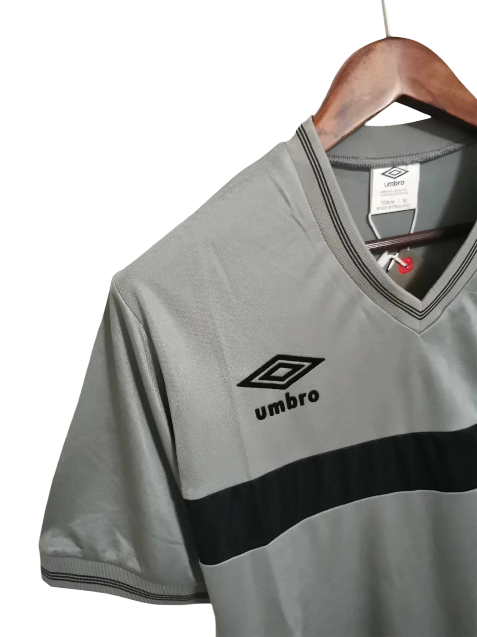 https://cdn.shopify.com/s/files/1/0826/7228/8075/files/19861987-newcastle-utd-grey-away-retro-kit-classickits433-955959.webp?v=1741197847