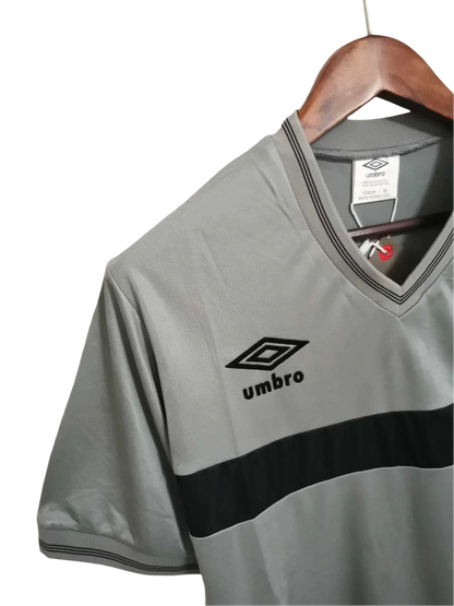https://cdn.shopify.com/s/files/1/0826/7228/8075/files/19861987-newcastle-utd-grey-away-retro-kit-classickits433-955959.webp?v=1741197847
