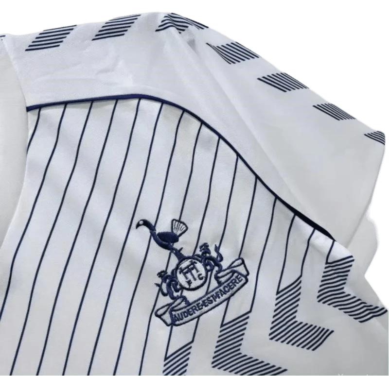 https://cdn.shopify.com/s/files/1/0826/7228/8075/files/19861987-tottenham-hotspur-holsten-home-retro-kit-classickits433-588846.webp?v=1741199131
