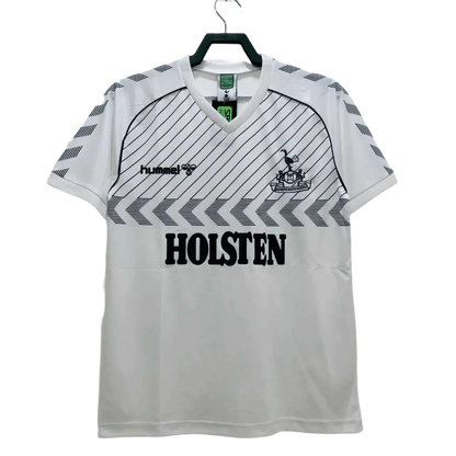 https://cdn.shopify.com/s/files/1/0826/7228/8075/files/19861987-tottenham-hotspur-holsten-home-retro-kit-classickits433-699865.webp?v=1741199131