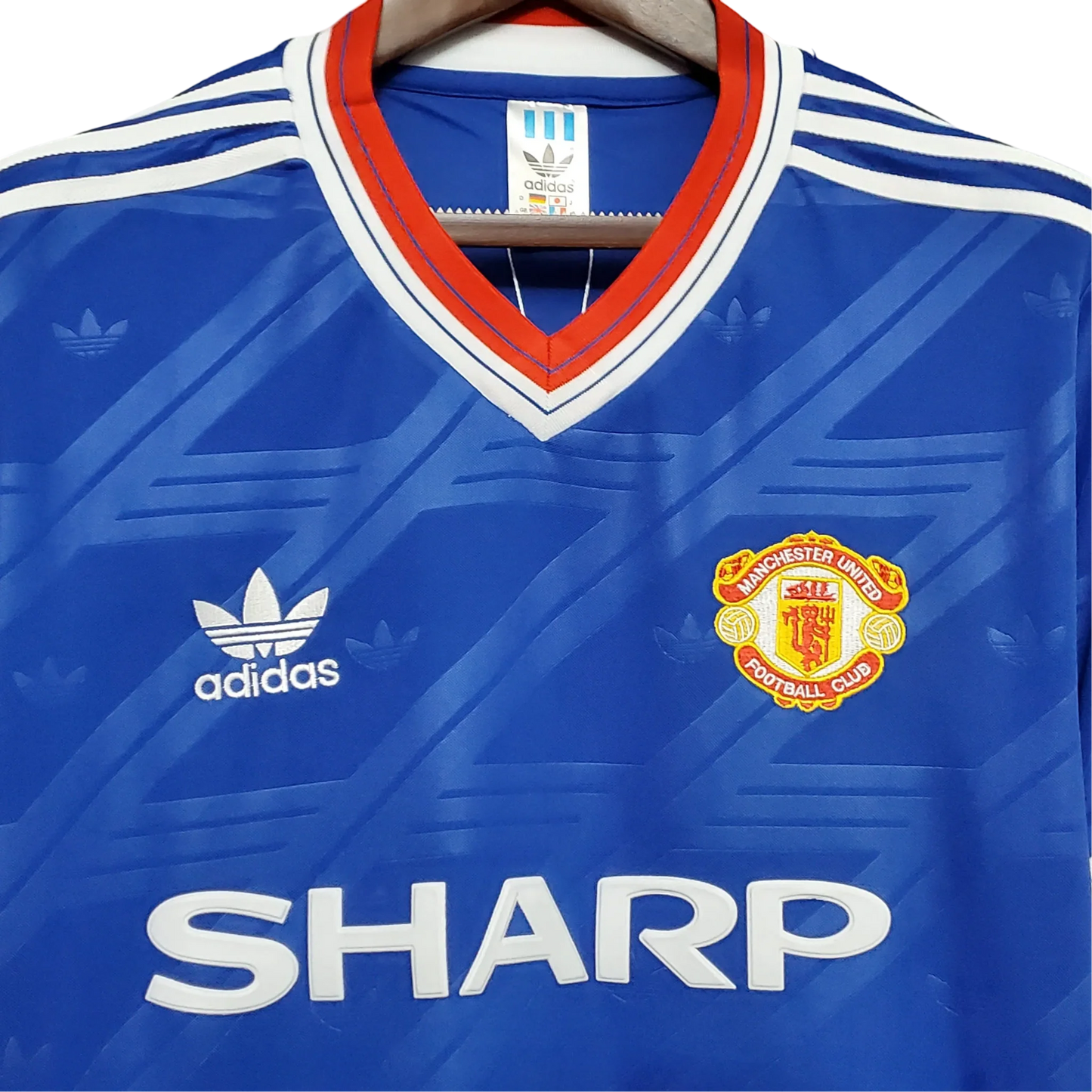 https://cdn.shopify.com/s/files/1/0826/7228/8075/files/19861988-manchester-united-sharp-away-retro-kit-classickits433-142520.webp?v=1741197674