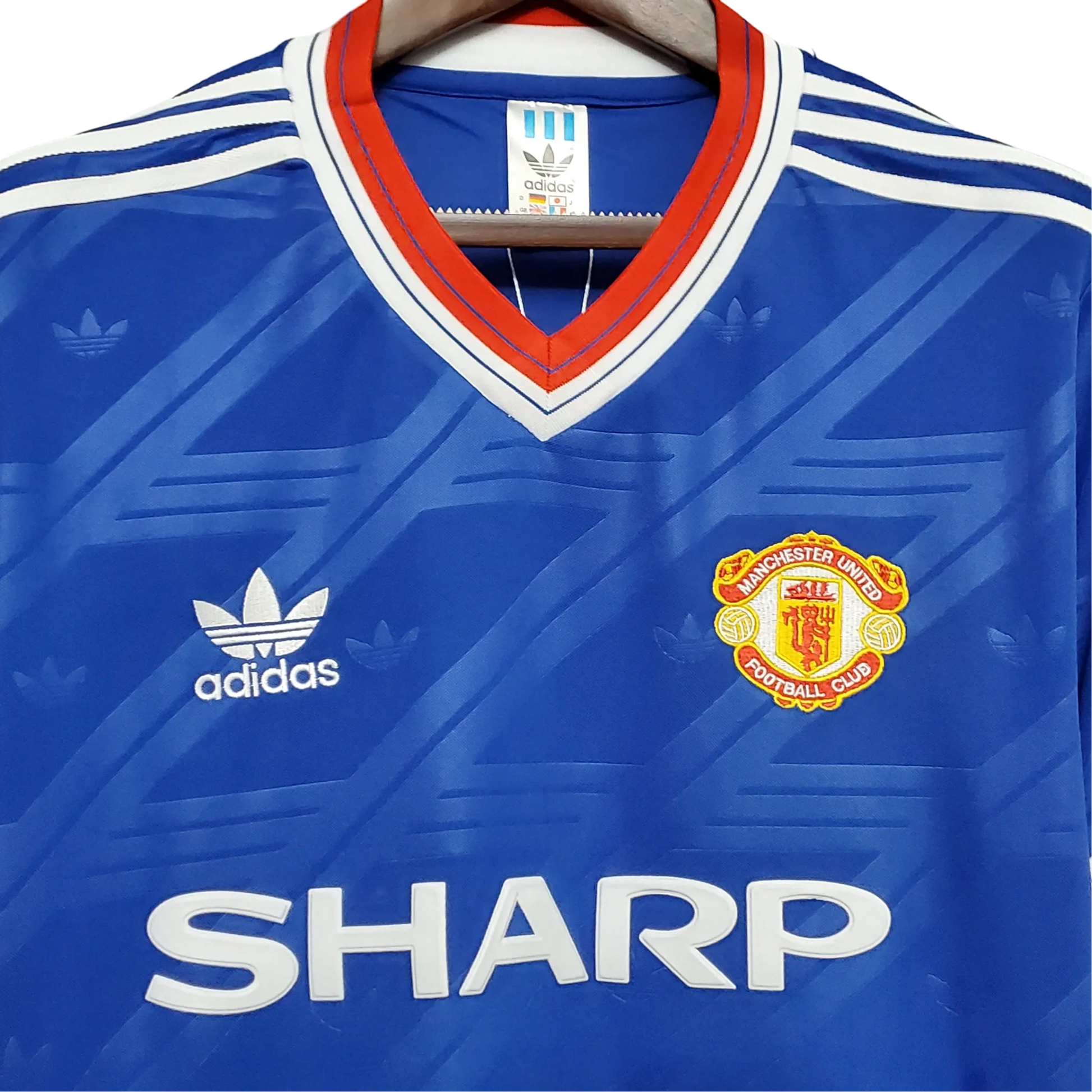 https://cdn.shopify.com/s/files/1/0826/7228/8075/files/19861988-manchester-united-sharp-away-retro-kit-classickits433-142520.webp?v=1741197674