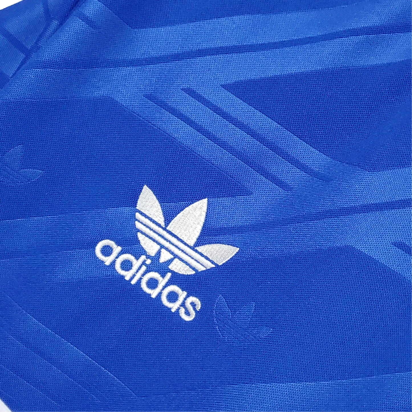 https://cdn.shopify.com/s/files/1/0826/7228/8075/files/19861988-manchester-united-sharp-away-retro-kit-classickits433-366909.webp?v=1741197672
