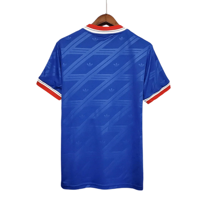 https://cdn.shopify.com/s/files/1/0826/7228/8075/files/19861988-manchester-united-sharp-blue-third-retro-kit-classickits433-111730.webp?v=1741199166