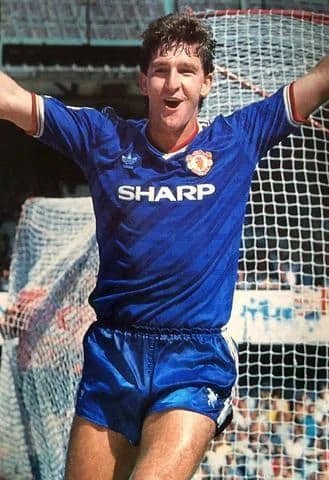 https://cdn.shopify.com/s/files/1/0826/7228/8075/files/19861988-manchester-united-sharp-blue-third-retro-kit-classickits433-275604.webp?v=1741199164