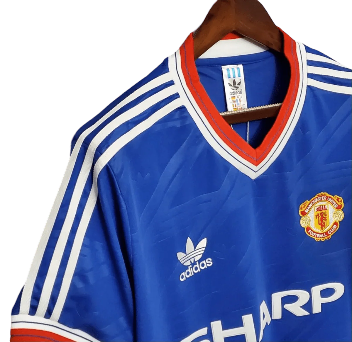 https://cdn.shopify.com/s/files/1/0826/7228/8075/files/19861988-manchester-united-sharp-blue-third-retro-kit-classickits433-411956.webp?v=1741199196