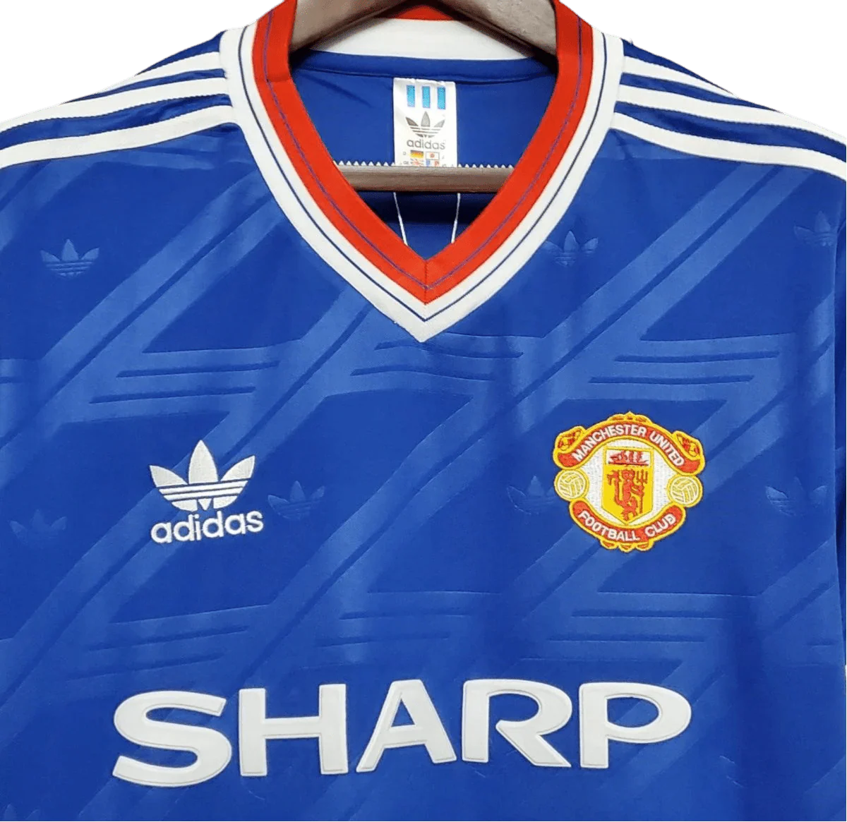 https://cdn.shopify.com/s/files/1/0826/7228/8075/files/19861988-manchester-united-sharp-blue-third-retro-kit-classickits433-452688.webp?v=1741199164