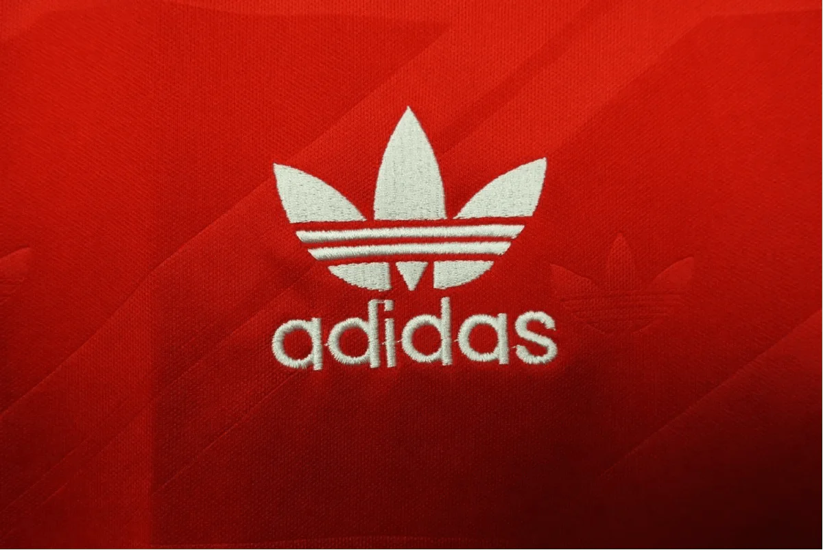 https://cdn.shopify.com/s/files/1/0826/7228/8075/files/19861988-manchester-united-sharp-home-retro-kit-classickits433-396563.webp?v=1741197618