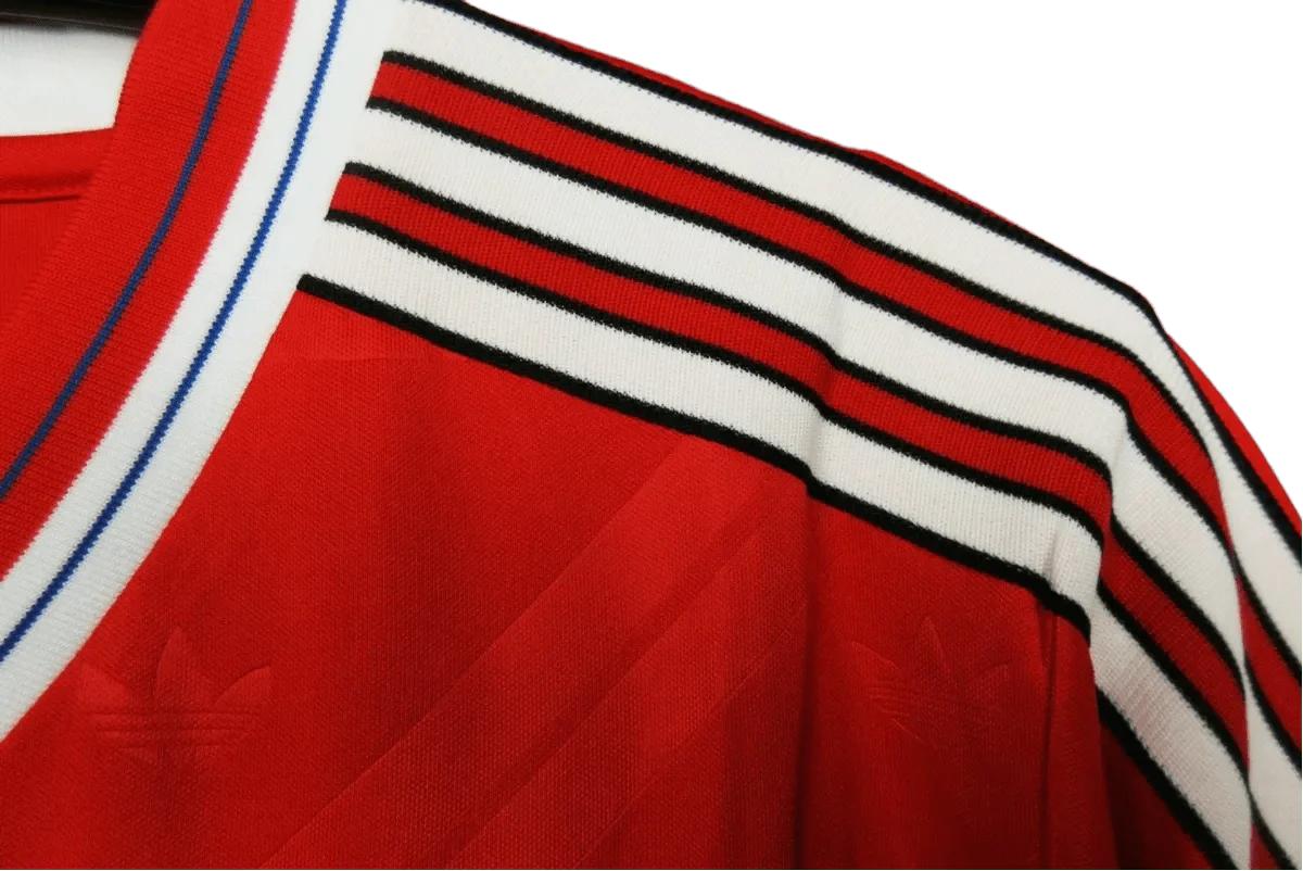 https://cdn.shopify.com/s/files/1/0826/7228/8075/files/19861988-manchester-united-sharp-home-retro-kit-classickits433-459069.webp?v=1741197617