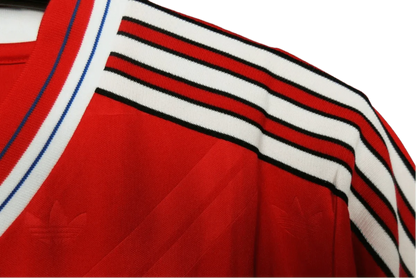 https://cdn.shopify.com/s/files/1/0826/7228/8075/files/19861988-manchester-united-sharp-home-retro-kit-classickits433-459069.webp?v=1741197617