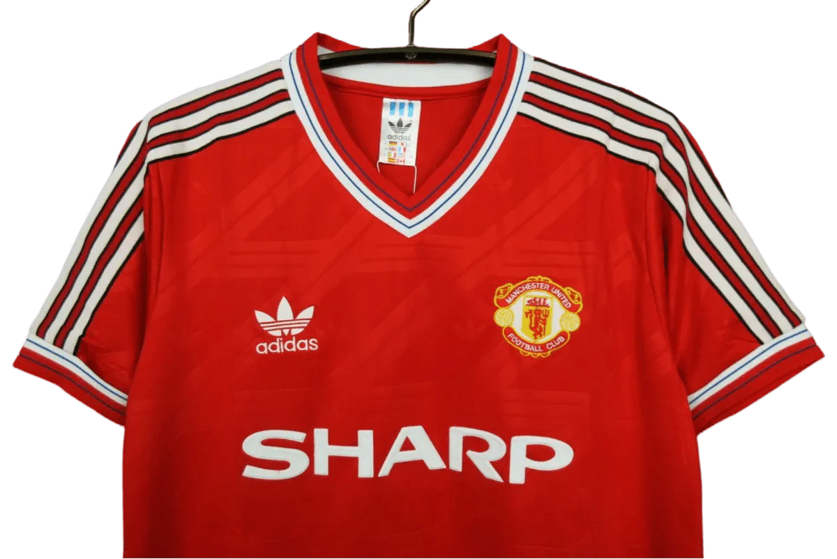 https://cdn.shopify.com/s/files/1/0826/7228/8075/files/19861988-manchester-united-sharp-home-retro-kit-classickits433-479486.webp?v=1741197616