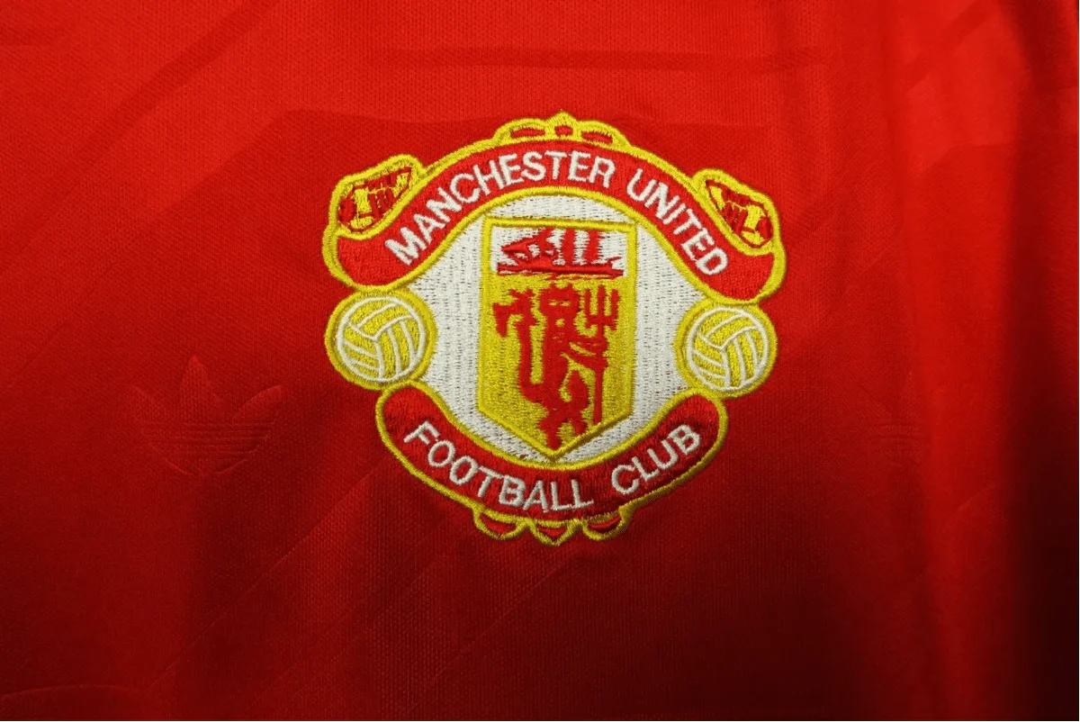 https://cdn.shopify.com/s/files/1/0826/7228/8075/files/19861988-manchester-united-sharp-home-retro-kit-classickits433-597818.webp?v=1741197618