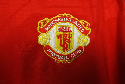 https://cdn.shopify.com/s/files/1/0826/7228/8075/files/19861988-manchester-united-sharp-home-retro-kit-classickits433-597818.webp?v=1741197618
