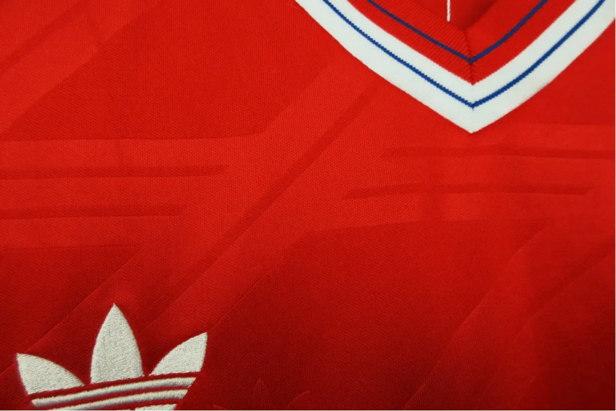 https://cdn.shopify.com/s/files/1/0826/7228/8075/files/19861988-manchester-united-sharp-home-retro-kit-classickits433-756973.webp?v=1741197615