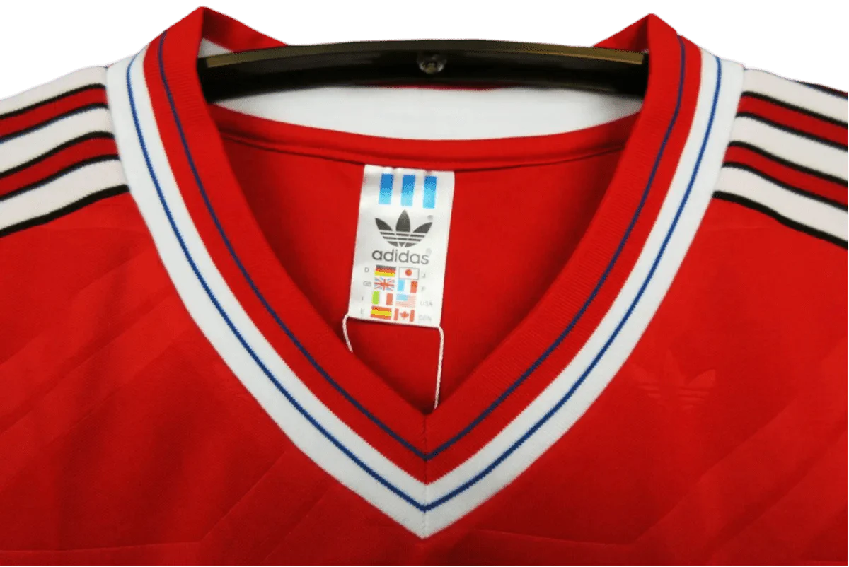 https://cdn.shopify.com/s/files/1/0826/7228/8075/files/19861988-manchester-united-sharp-home-retro-kit-classickits433-764116.webp?v=1741197619