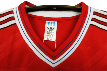 https://cdn.shopify.com/s/files/1/0826/7228/8075/files/19861988-manchester-united-sharp-home-retro-kit-classickits433-764116.webp?v=1741197619