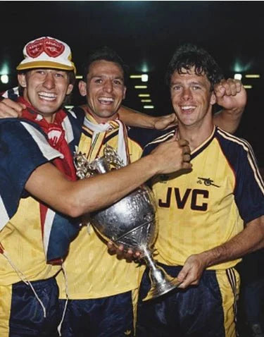 https://cdn.shopify.com/s/files/1/0826/7228/8075/files/19881989-arsenal-jvc-yellow-away-retro-kit-classickits433-233958.webp?v=1741199331