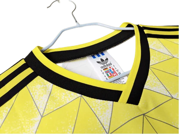 https://cdn.shopify.com/s/files/1/0826/7228/8075/files/19881989-borussia-dortmund-continentale-home-retro-kit-classickits433-243221.webp?v=1741199350