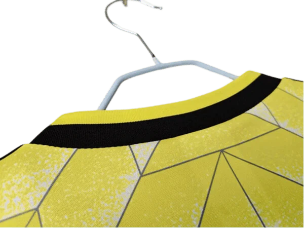 https://cdn.shopify.com/s/files/1/0826/7228/8075/files/19881989-borussia-dortmund-continentale-home-retro-kit-classickits433-567602.webp?v=1741199352