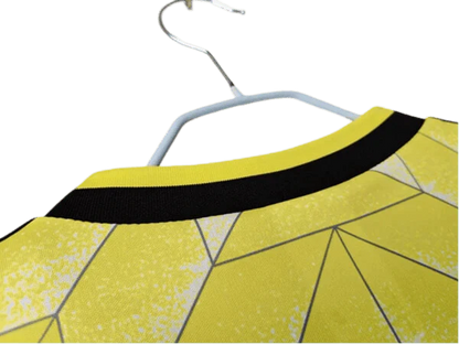 https://cdn.shopify.com/s/files/1/0826/7228/8075/files/19881989-borussia-dortmund-continentale-home-retro-kit-classickits433-567602.webp?v=1741199352
