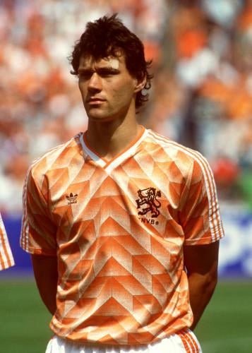 https://cdn.shopify.com/s/files/1/0826/7228/8075/files/19881989-netherlands-euro-home-retro-kit-classickits433-278182.webp?v=1741198809