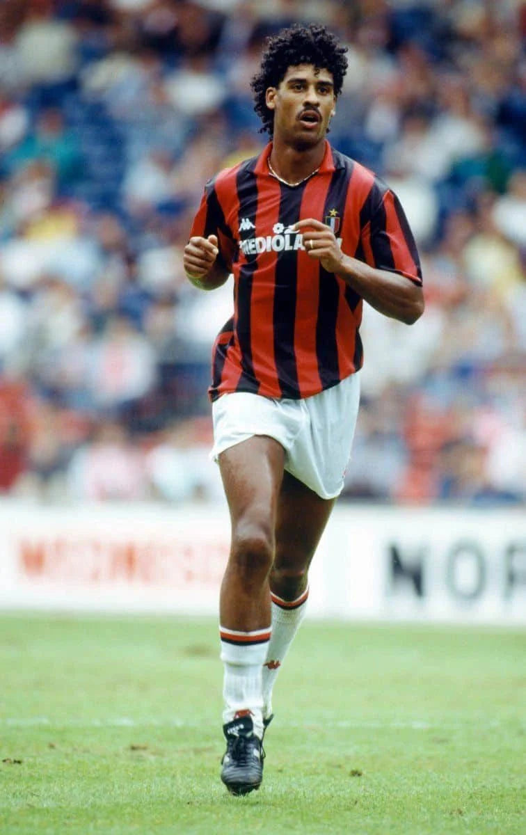 https://cdn.shopify.com/s/files/1/0826/7228/8075/files/19881990-ac-milan-mediolanum-home-retro-kit-classickits433-604201.webp?v=1741198794