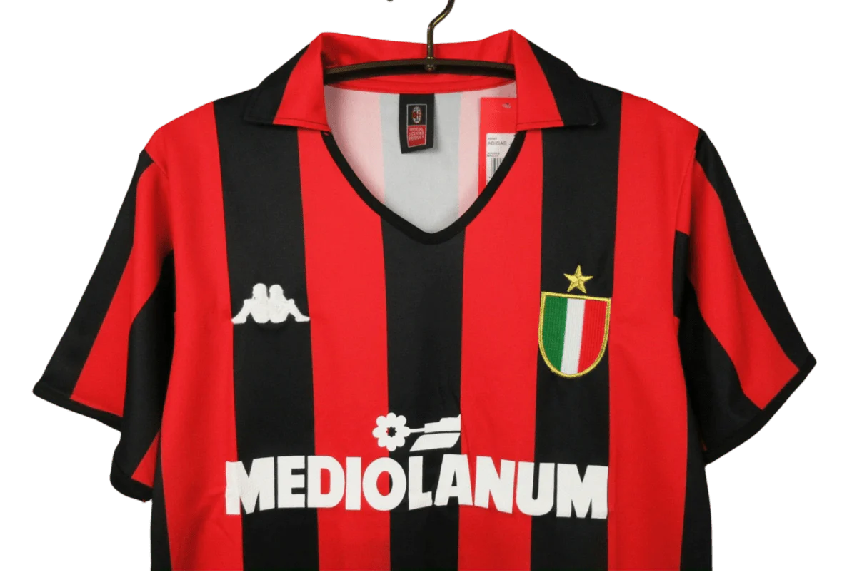 https://cdn.shopify.com/s/files/1/0826/7228/8075/files/19881990-ac-milan-mediolanum-home-retro-kit-classickits433-615698.webp?v=1741198794